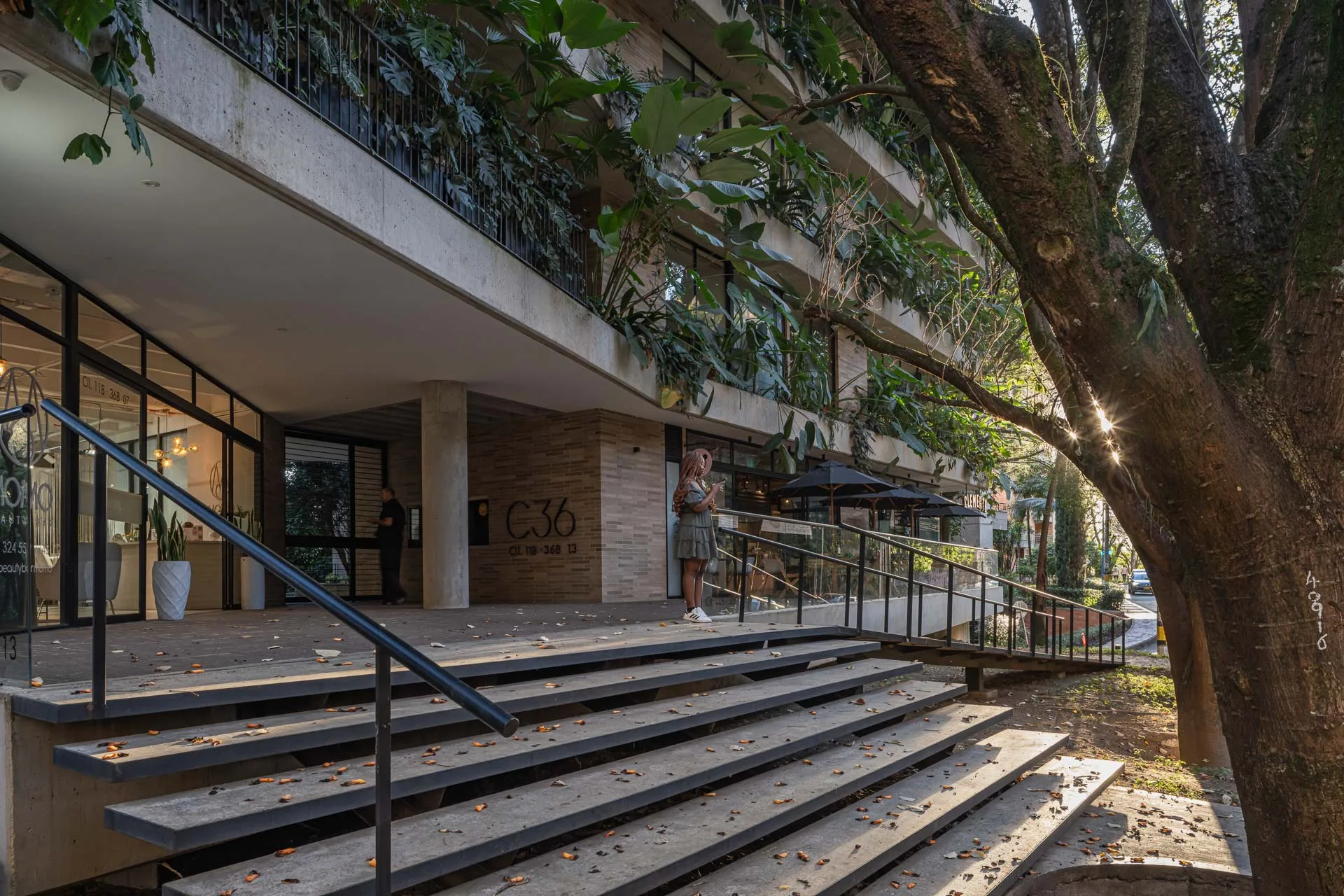 Habitación principal de Casa C36 con ventanales de piso a techo orientados al jardín.